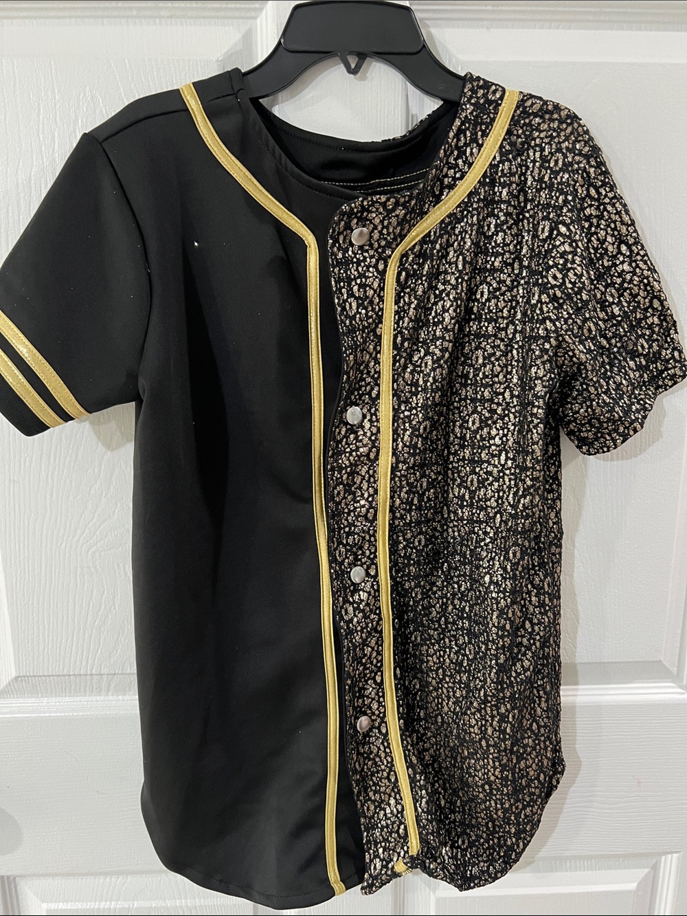 Weissman Black and Gold Short-Sleeve Top